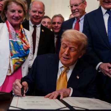 Trump acusa control de cárteles sobre funcionarios mexicanos y promulga ley contra fentanilo