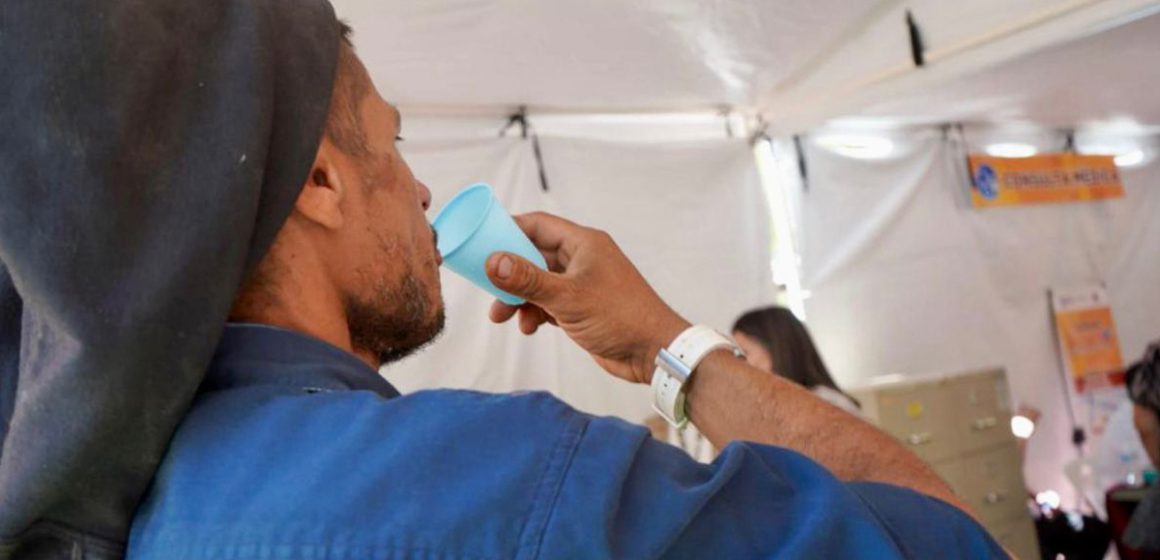 4 Atienden mil casos semanales en punto de hidratación por calor extremo en Mexicali