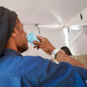 Atienden mil casos semanales en punto de hidratación por calor extremo en Mexicali