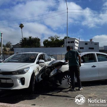 Accidente vial en bulevar Padre Kino deja tres personas lesionadas