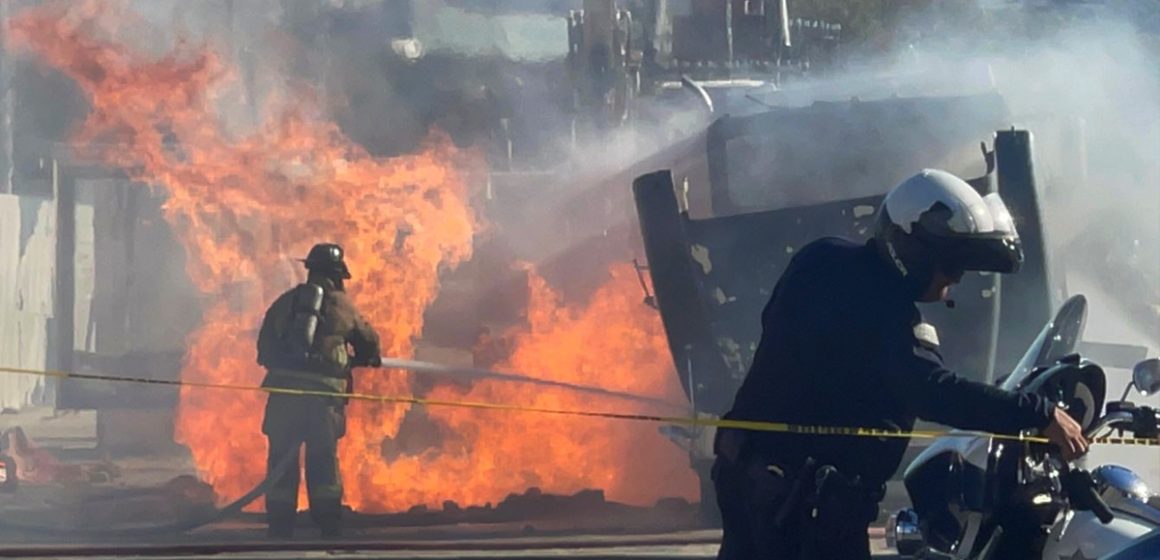 Bomberos atiende fuga de gas con incendio en obras de viaducto elevado 