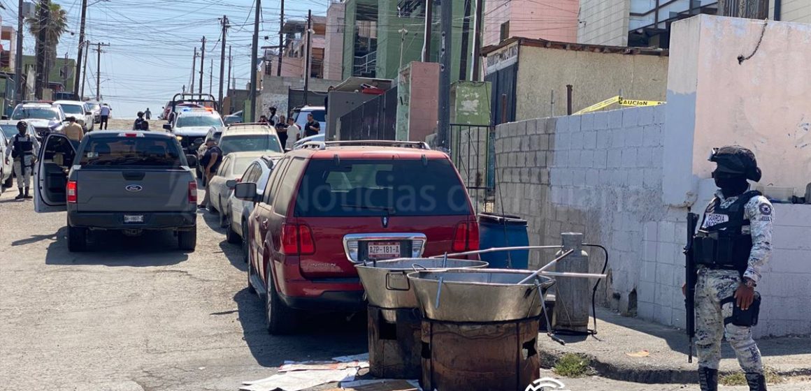 Vecinos encuentran a hombre sin vida en las escaleras de un edificio