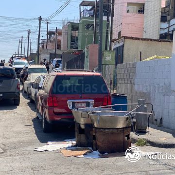 Vecinos encuentran a hombre sin vida en las escaleras de un edificio