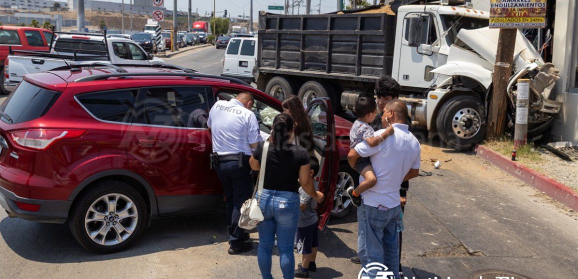 7 Camión sin frenos provoca accidente en bulevar Héctor Terán Terán