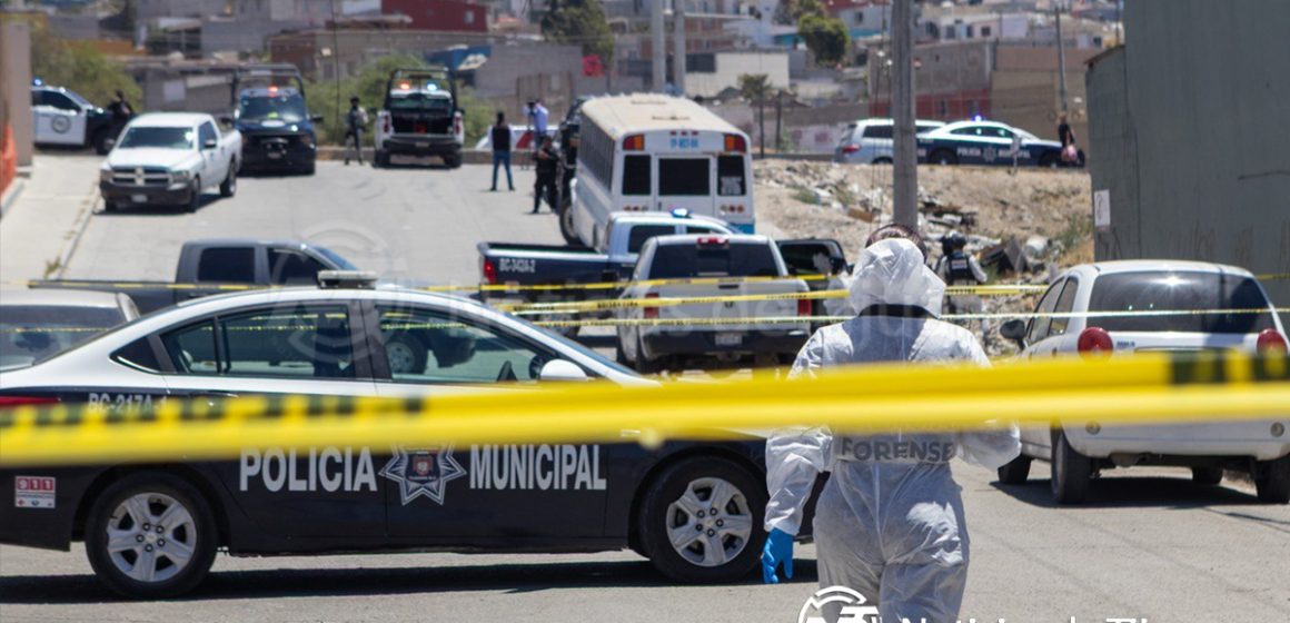 8 Localizan tres cuerpos en un vehículo en Villas del Real