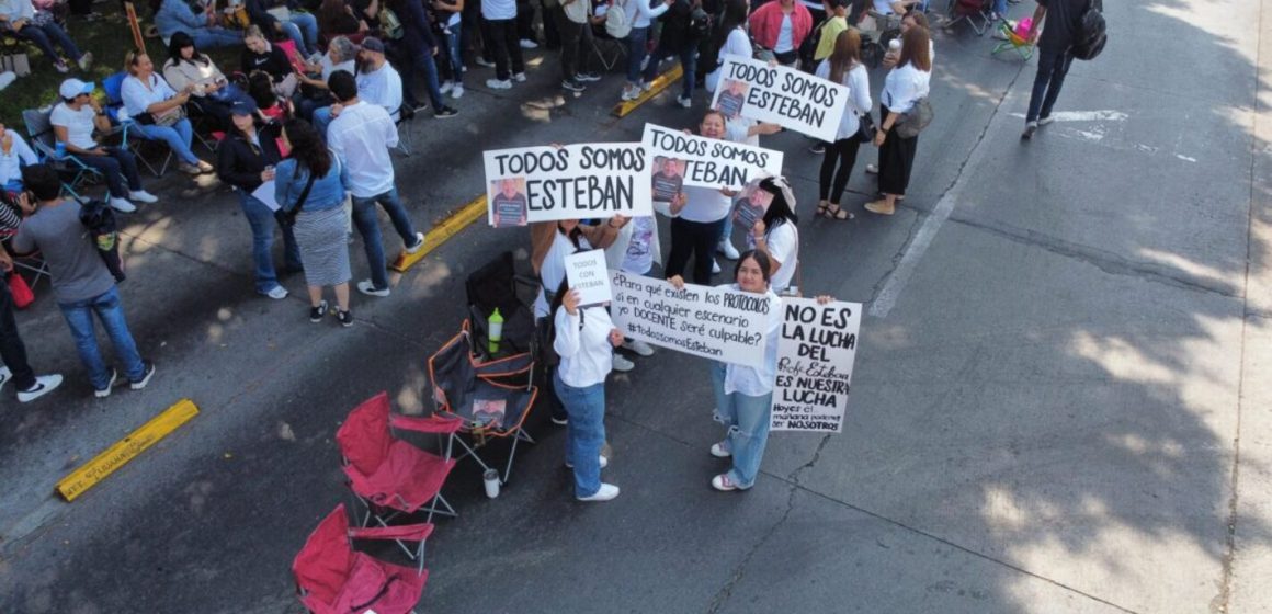 Docentes-bloquean-vialidad-en-apoyo-a-maestro-Esteban-1170x658 Docentes protestan en Tijuana y exigen fin a la “criminalización” tras veredicto contra el profesor Esteban