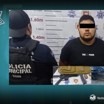 Arrestan a individuo por usurpar funciones, en posesión de vehículo robado y fusil de asalto