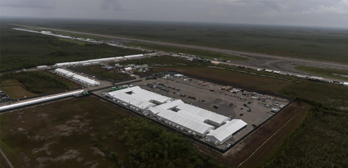 Anuncia Gobernador de Florida inicio de vuelo de deportación desde “Alligator Alcatraz”