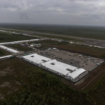 Anuncia Gobernador de Florida inicio de vuelo de deportación desde “Alligator Alcatraz”