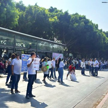 Docentes se manifiestan en apoyo a profesor acusado de omisión por muerte de alumno en Mexicali