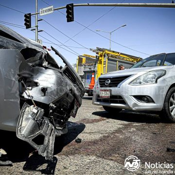 Por ganarle al semáforo, conductor lesiona a automovilista tras choque en el Cucapah