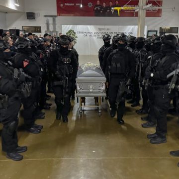 fd Rinden homenaje luctuoso al oficial Juan Carlos Acosta Jiménez