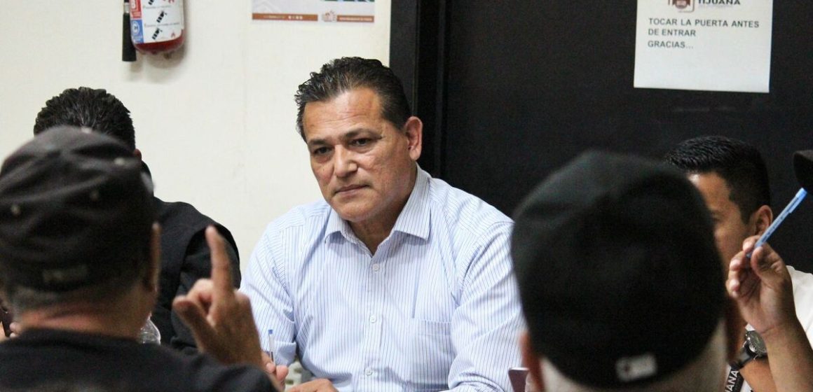 ff (1) Regidor Arturo Aguirre acude a la ayuda tras incendio