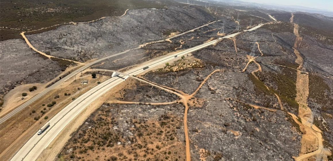 Se mantiene bajo control incendio forestal en carretera libre Tecate–Mexicali