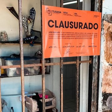 Clausuran baños públicos en Playas de Tijuana por derrame de aguas negras