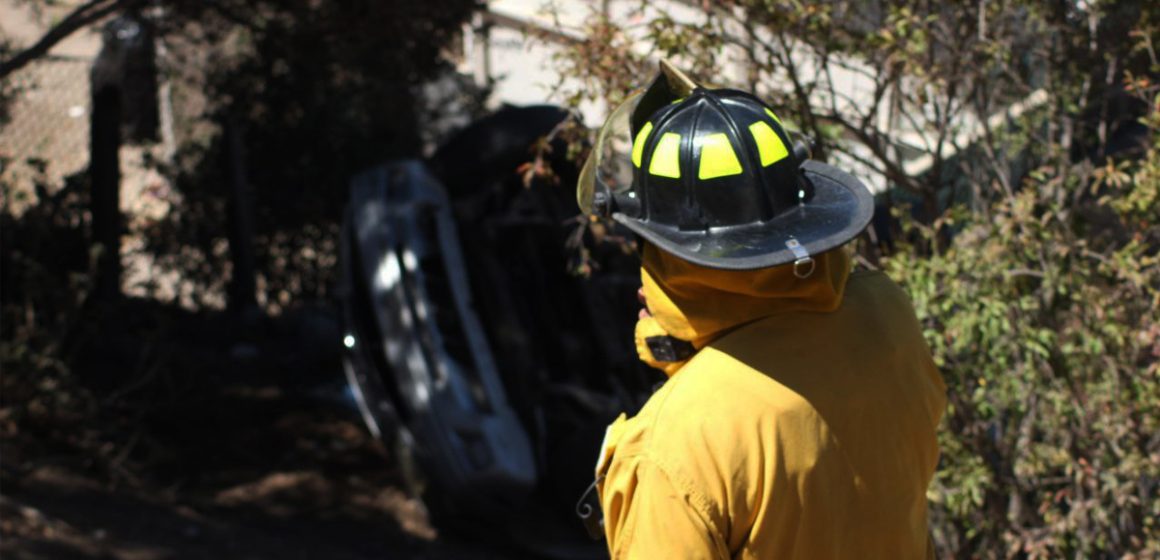 portada Conductor cae a barranco de 10 metros tras colisión en colonia México Lindo