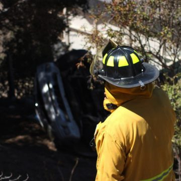 Conductor cae a barranco de 10 metros  tras colisión en colonia México Lindo