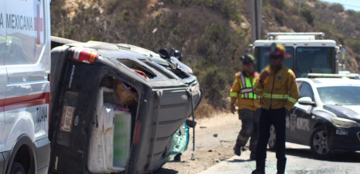 Repartidora de tortillas cae en bache con aguas negras y sufre volcadura en bulevar 2000