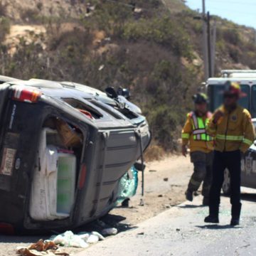 Repartidora de tortillas cae en bache con aguas negras y sufre volcadura en bulevar 2000