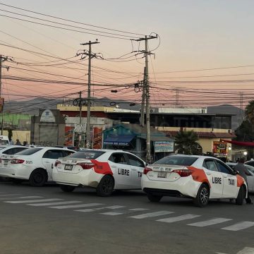 IMOS desaloja a taxistas que operaban en una base irregular en gasolinera del Ejido Francisco Villa