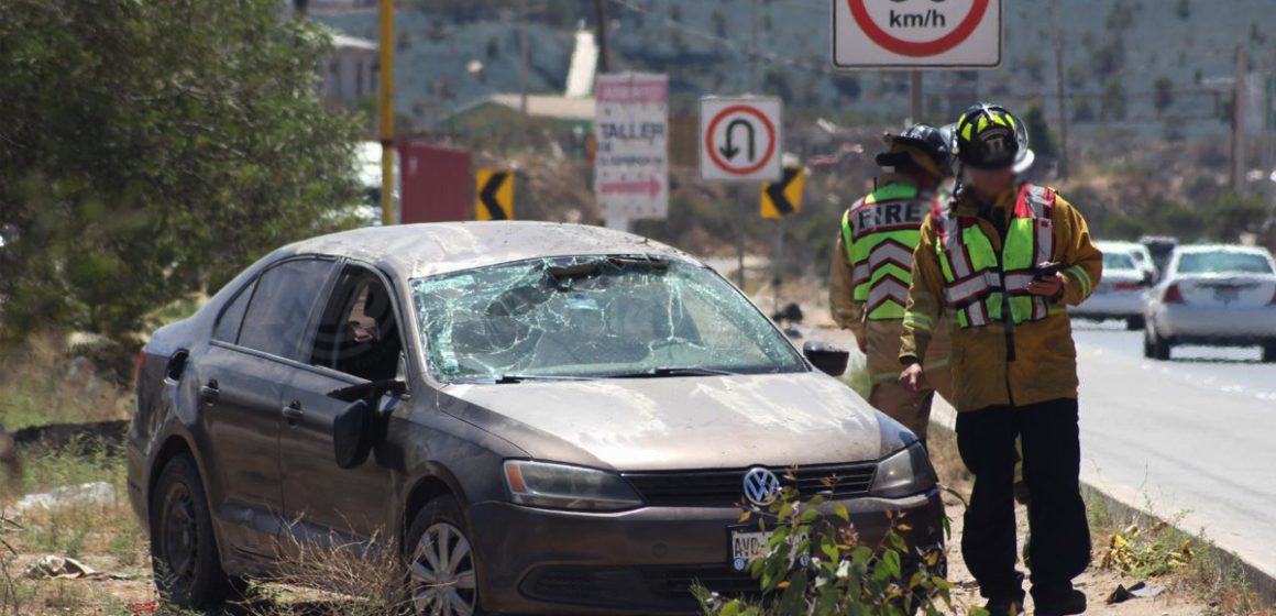 Sobreviven madre y tres hijos tras volcadura en bulevar 2000