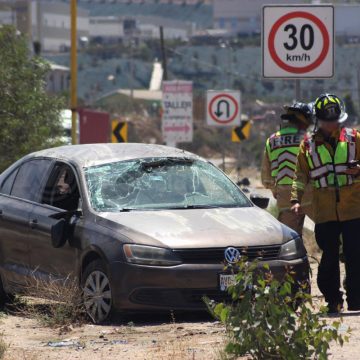 Sobreviven madre y tres hijos tras volcadura en bulevar 2000