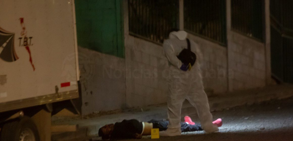 Ejecutan a dos hombres frente a escuela primaria
