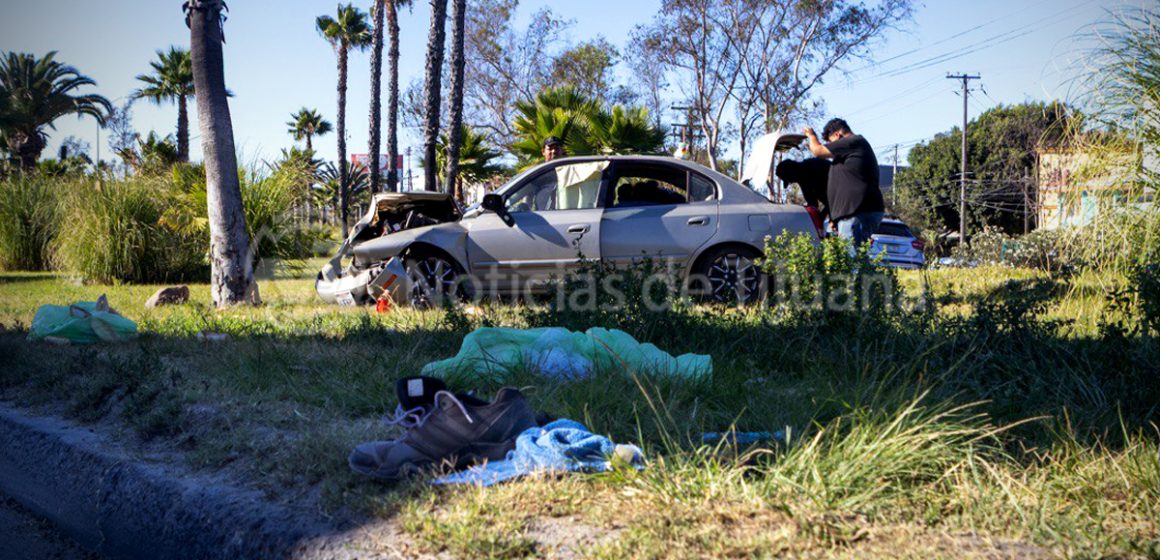 web Volcadura en bulevar Lázaro Cárdenas deja dos lesionados, incluido un menor