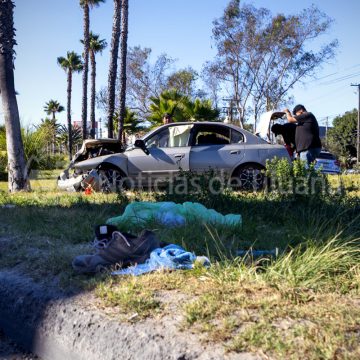 Volcadura en bulevar Lázaro Cárdenas deja dos lesionados, incluido un menor