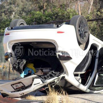 Volcadura en la Ready Lane de Avenida Alejandro Von