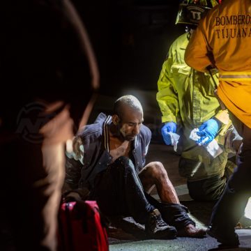 Municipales neutralizan a sujeto tras agresión con cuchillo