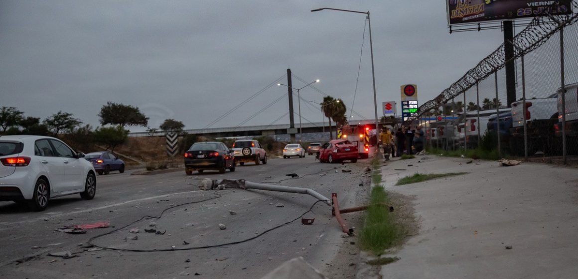 web Accidente en Vía Rápida Oriente: automóvil choca y derriba un poste