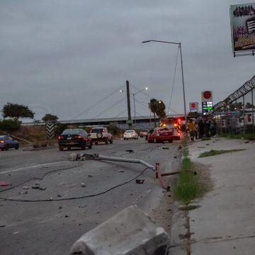 Accidente en Vía Rápida Oriente: automóvil choca y derriba un poste