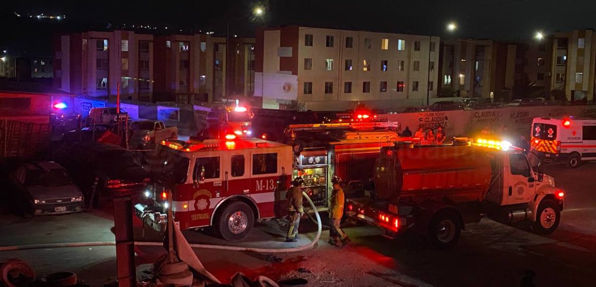 web Incendio arrasa con al menos tres vehículos y una casa improvisada