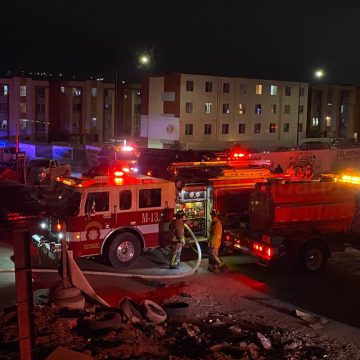 Incendio arrasa con al menos tres vehículos y una casa improvisada