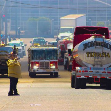 Fuerte incendio en bodega de triplay del bulevar Industrial
