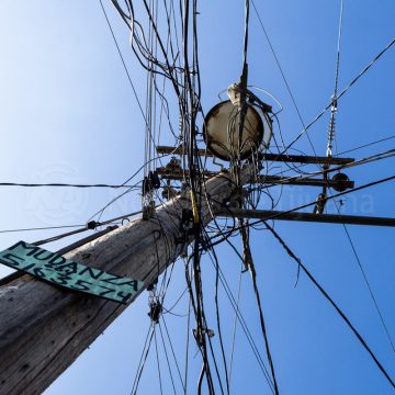 Poste de electricidad en riesgo de caer en colonia Mariano Matamoros
