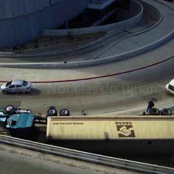 Trailero a exceso de velocidad vuelca sobre Vía Rápida Alamar