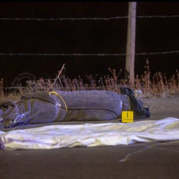 Localizan cadáver humano encobijado sobre bulevar 2000