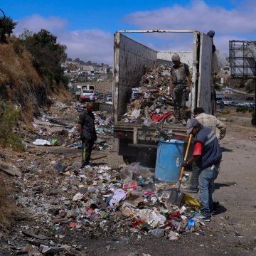 Limpian vialidades en colonias de las delegaciones La Mesa, Otay Centenario y Sánchez Taboada