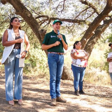 zxc Garantiza alcalde Román Cota acceso a agua potable en cerro alto