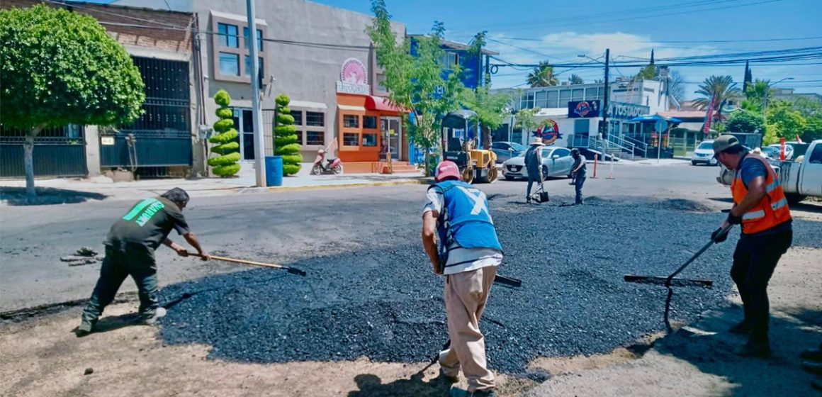 Bachean en avenida revolución y callejón Reforma previo a reencarpetado