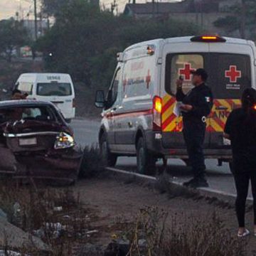 Accidente entre transporte público y automóvil en bulevar 2000 deja a mujer lesionada
