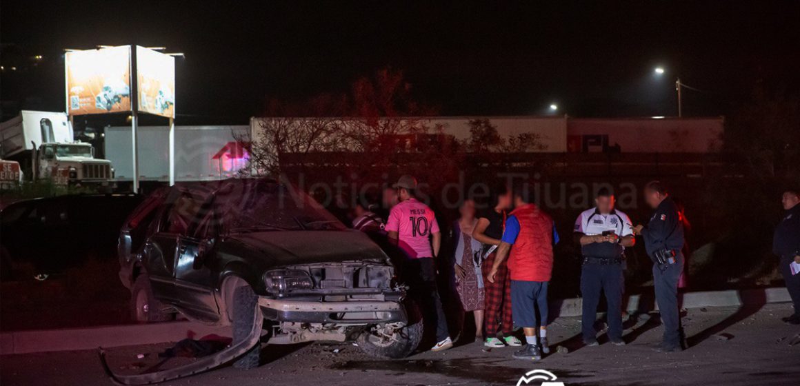 Volcadura en bulevar 2000 cobra dos vidas y deja dos heridos graves