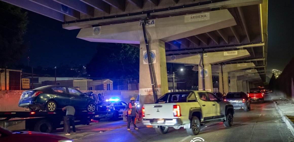 062A0127 Mujer impacta su vehículo contra muro del viaducto elevado