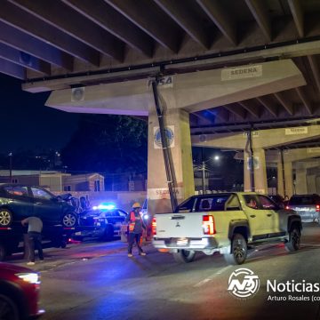 Mujer impacta su vehículo contra muro del viaducto elevado
