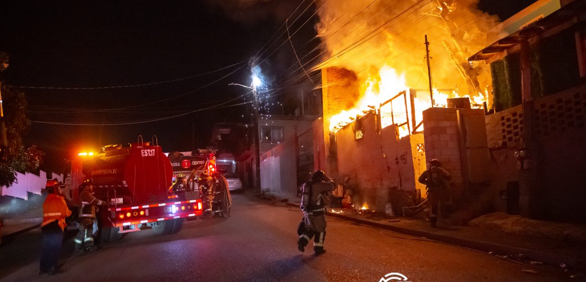 Bomberos rescatan a dos mujeres de feroz incendio