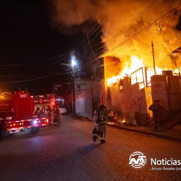 Bomberos rescatan a dos mujeres de feroz incendio