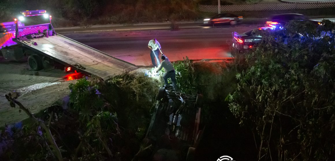 062A9636 Vehículo Acura vuelca y es abandonado en canal del Periférico