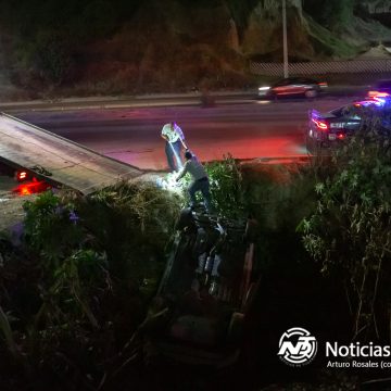 Vehículo Acura vuelca y es abandonado en canal del Periférico